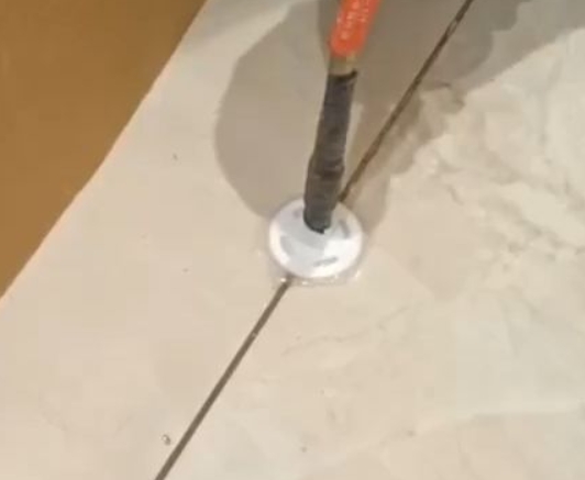 宜秀瓷砖空鼓维修公司专业解答瓷砖在铺贴过程中，如果没有涂抹均匀到位的粘结材料（如水泥砂浆或瓷砖胶），可能会导致以下问题