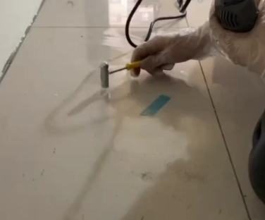 宜秀瓷砖开裂维修公司专业分享瓷砖在铺贴前如果没有沥干水分，将会导致以下问题