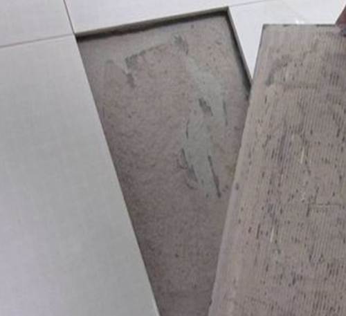 宜秀瓷砖空鼓维修公司分享瓷砖铺贴时如果打浆（即涂抹在瓷砖背面和基层上的砂浆或瓷砖胶）过少，会带来以下问题